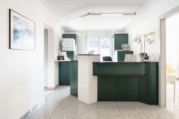 L'accueil de la clinique dentaire Ardentis Sion Duroux vous reçoit dans un environnement chaleureux et professionnel pour vous accompagner dès votre arrivée.