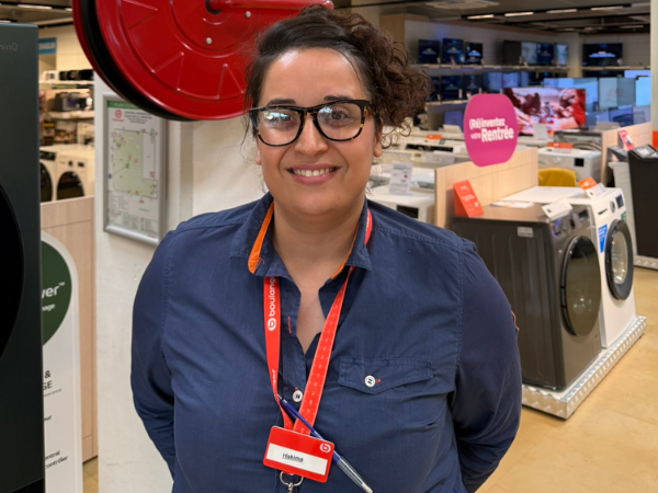 Hakima, conseillère commerciale électroménager au magasin  Boulanger Vitrolles Grand Vitrolles
