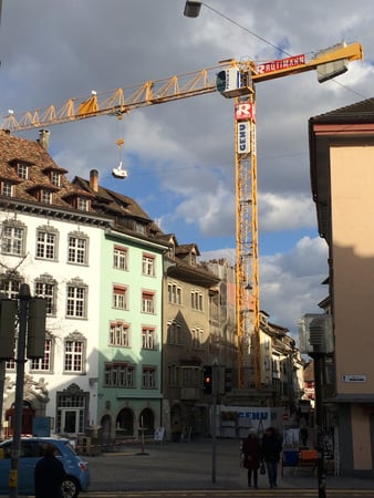 Kran in der Altstadt von Schaffhausen, Umbau, Renovation, Sanierung