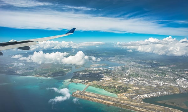 飛行機からオアフ島を眺めるハワイ上空のようす