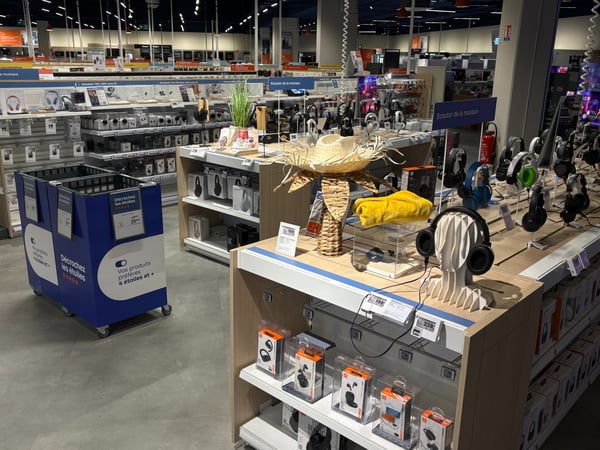 Le rayon des casques et écouteurs du magasin Boulanger Villebon