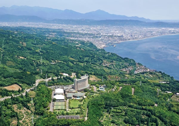 箱根の山々を背景に青く広がる相模湾を一望、リフレッシュに最適なリゾートホテル【神奈川県　ヒルトン小田原リゾート＆スパ】