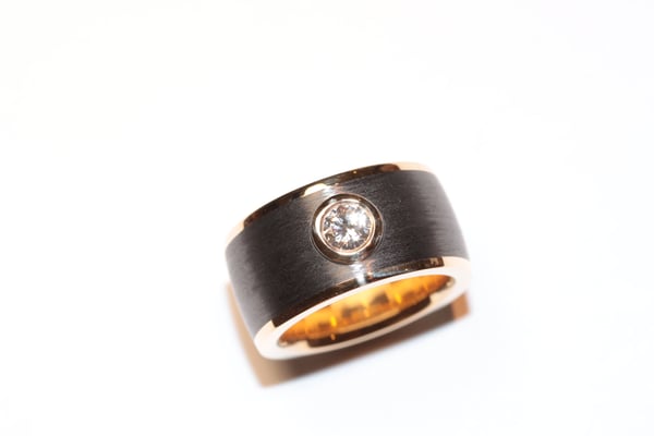 Unikat Gelbgold Ring mit Karbon und Diamant
