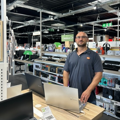 Julien, vendeur, magasin Boulanger Arles
