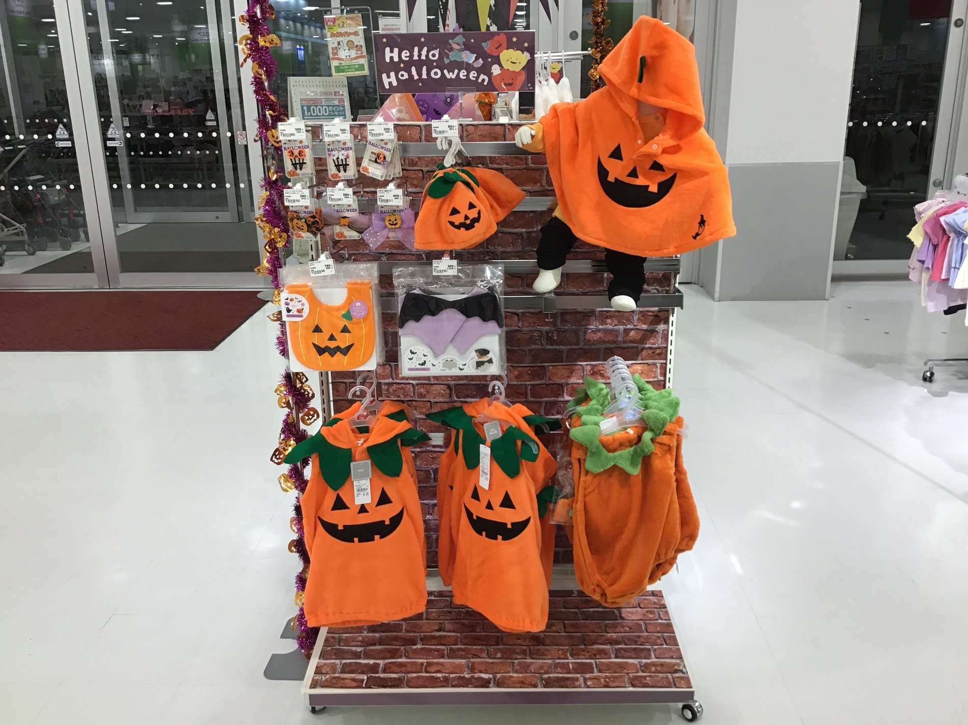 ハロウィン衣料やお菓子が
続々入荷中してます♪
今年の仮装はどれにする？