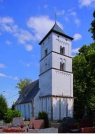 Außenansicht der Kirche Engelstadt. Auffällig ist der herausragende weiße, viereckige Kirchturm.