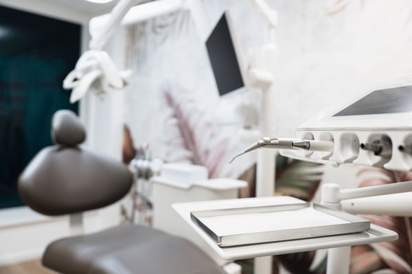 Salle de soins de la clinique dentaire Ardentis Martigny, équipée de technologies modernes pour offrir des traitements dentaires précis et confortables.