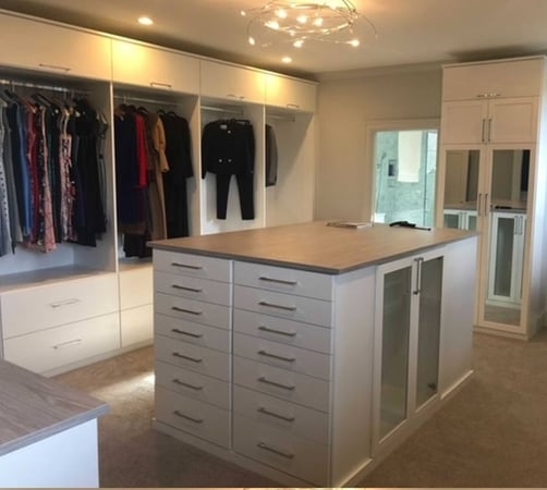 Richmond - Custom closets - Walk-in closet with organized clothes and storage island