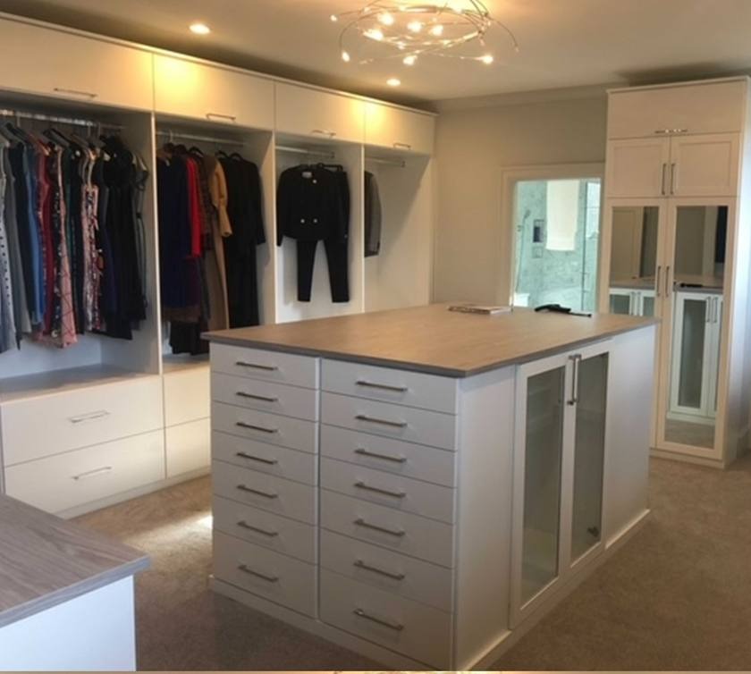 Richmond - Custom closets - Walk-in closet with organized clothes and storage island