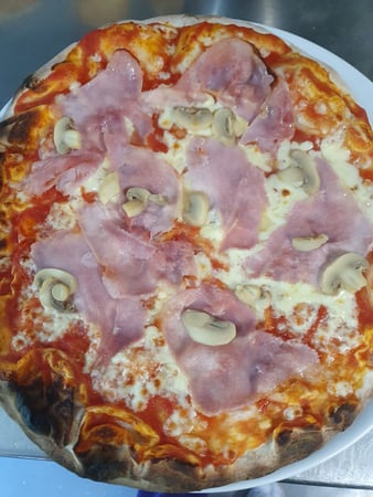Pizza allo Chalet dalle 11.30 alle 20.00...........