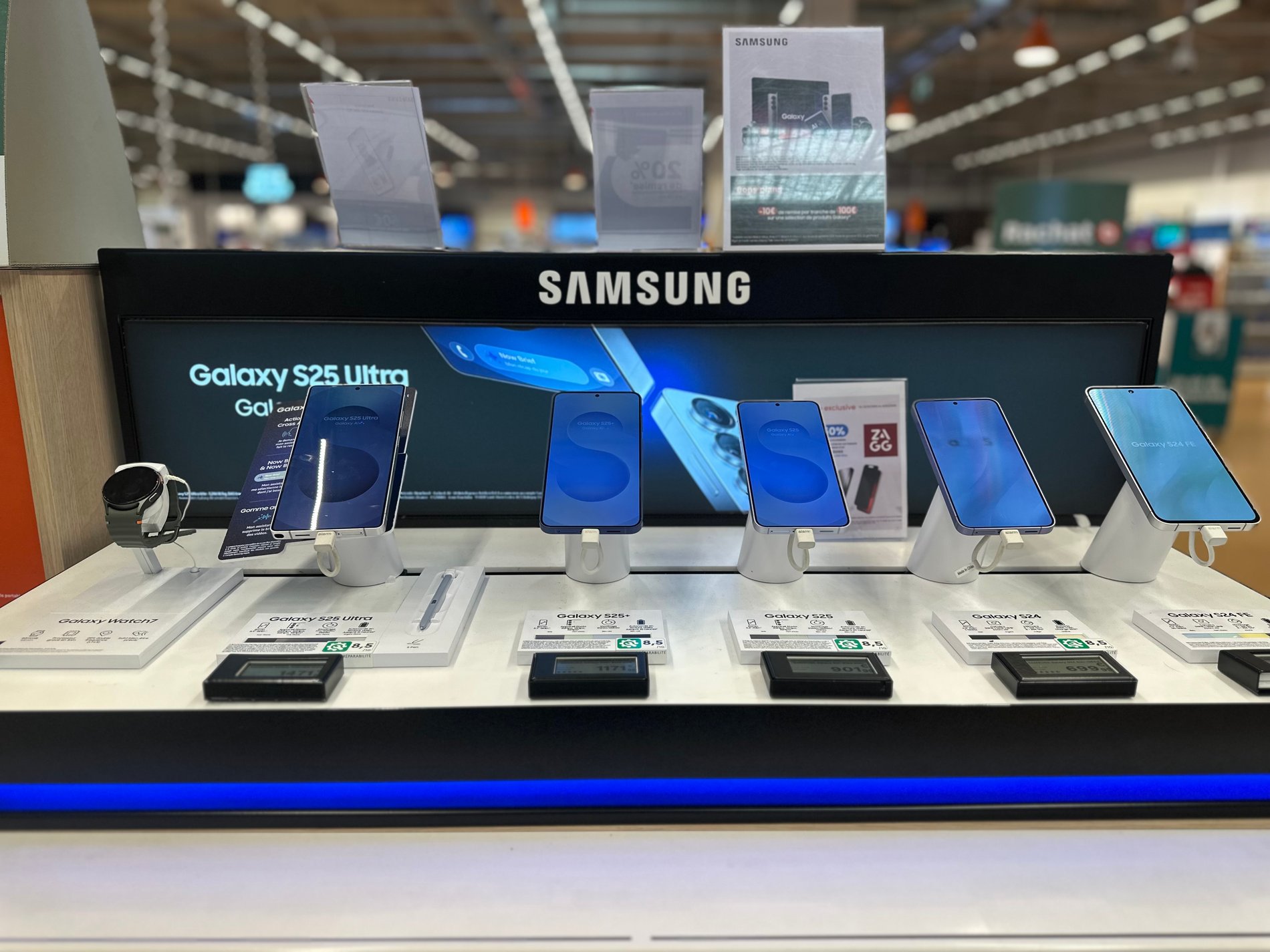 table Samsung avec le Samsung galaxy s25 et le samsung galaxy s24 chez Boulanger Creil-Saint Maximin