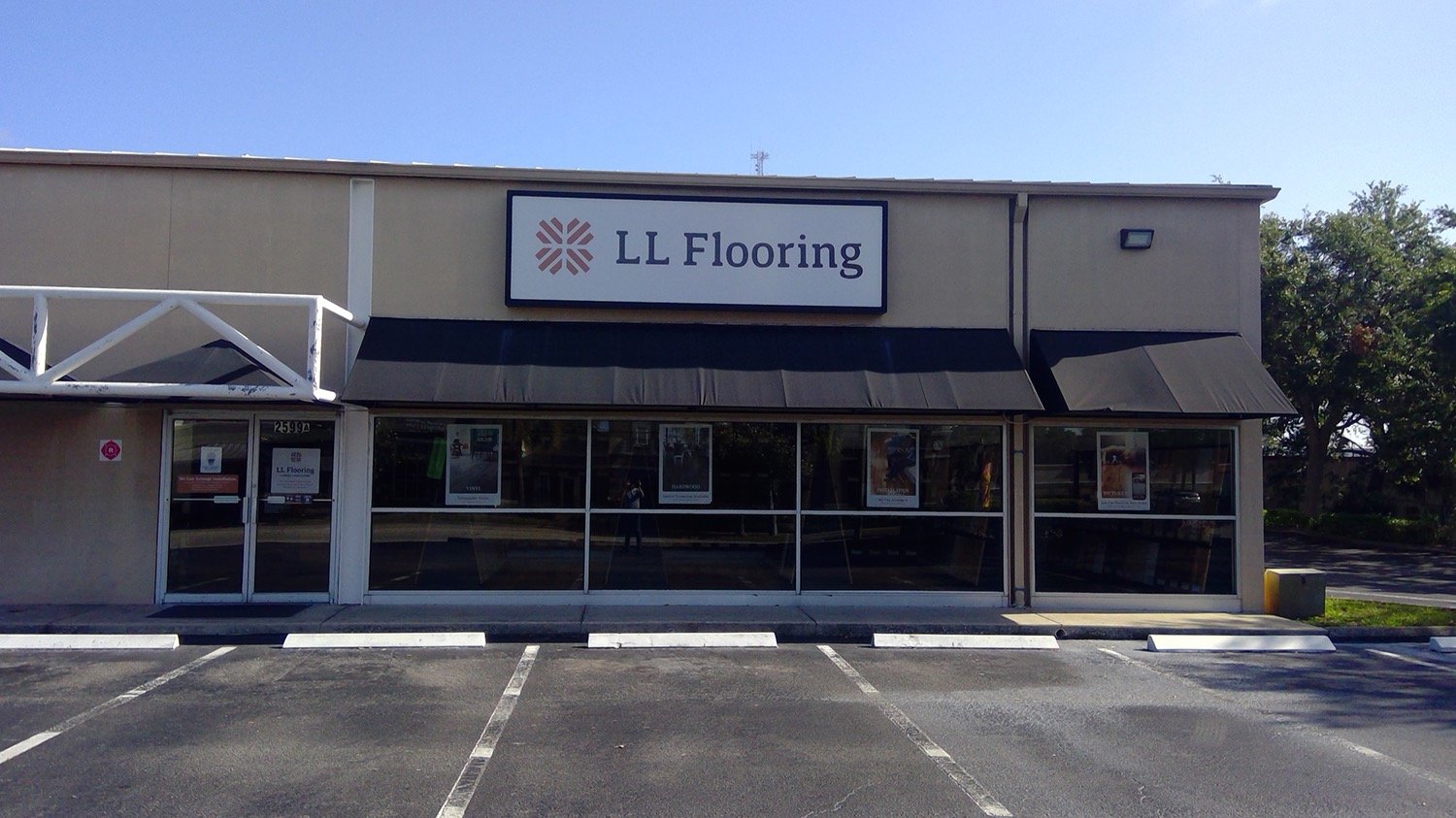 LL Flooring #1257 Saint Petersburg | 2599 22nd Avenue North | Storefront