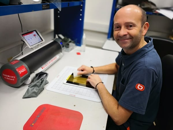 Hervé, technicien sav, pose une protection d'écran sur mesure - magasin boulanger aubagne