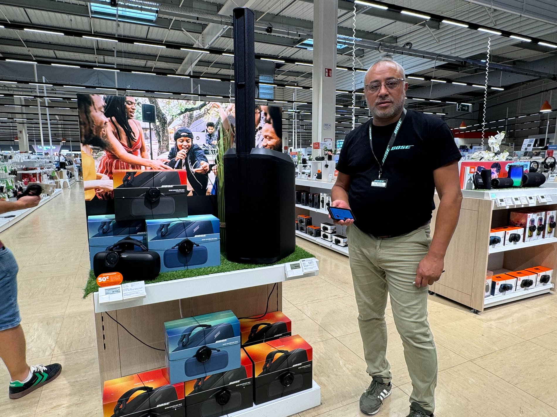 Sliman votre expert de la marque Bose, au magasin Boulanger Avignon Le Pontet, est là pour vous renseigner et vous faire découvrir les produits de la marque.