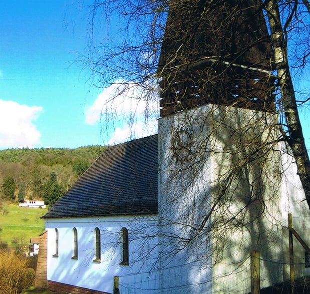Schlichte Kirche, 1953 erbaut, auf einer Anhöhe am östlichen Dorfrand gelegen. 2009 renoviert.