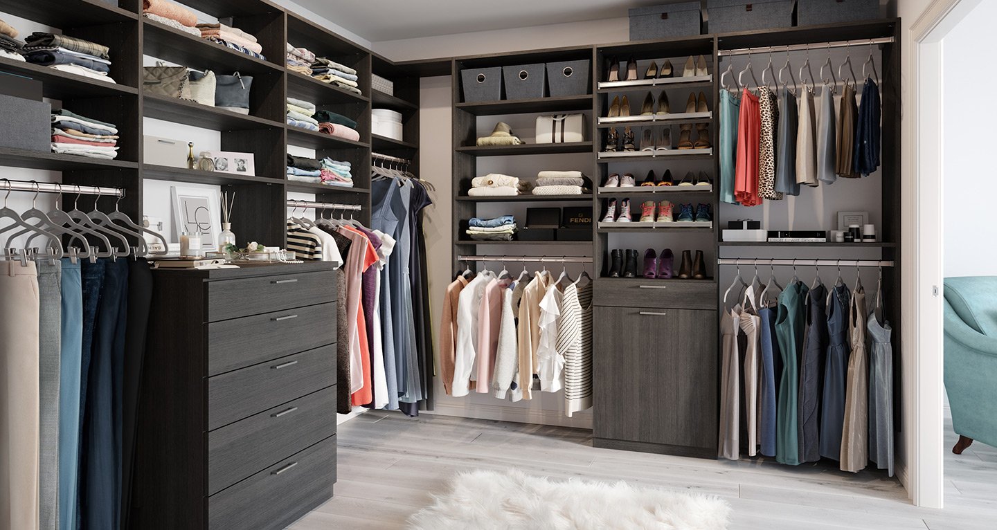 Un amplio y bien organizado walk-in closet con una variedad de