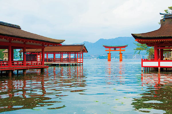 国内外から多くの観光客が訪れる世界遺産「嚴島神社」