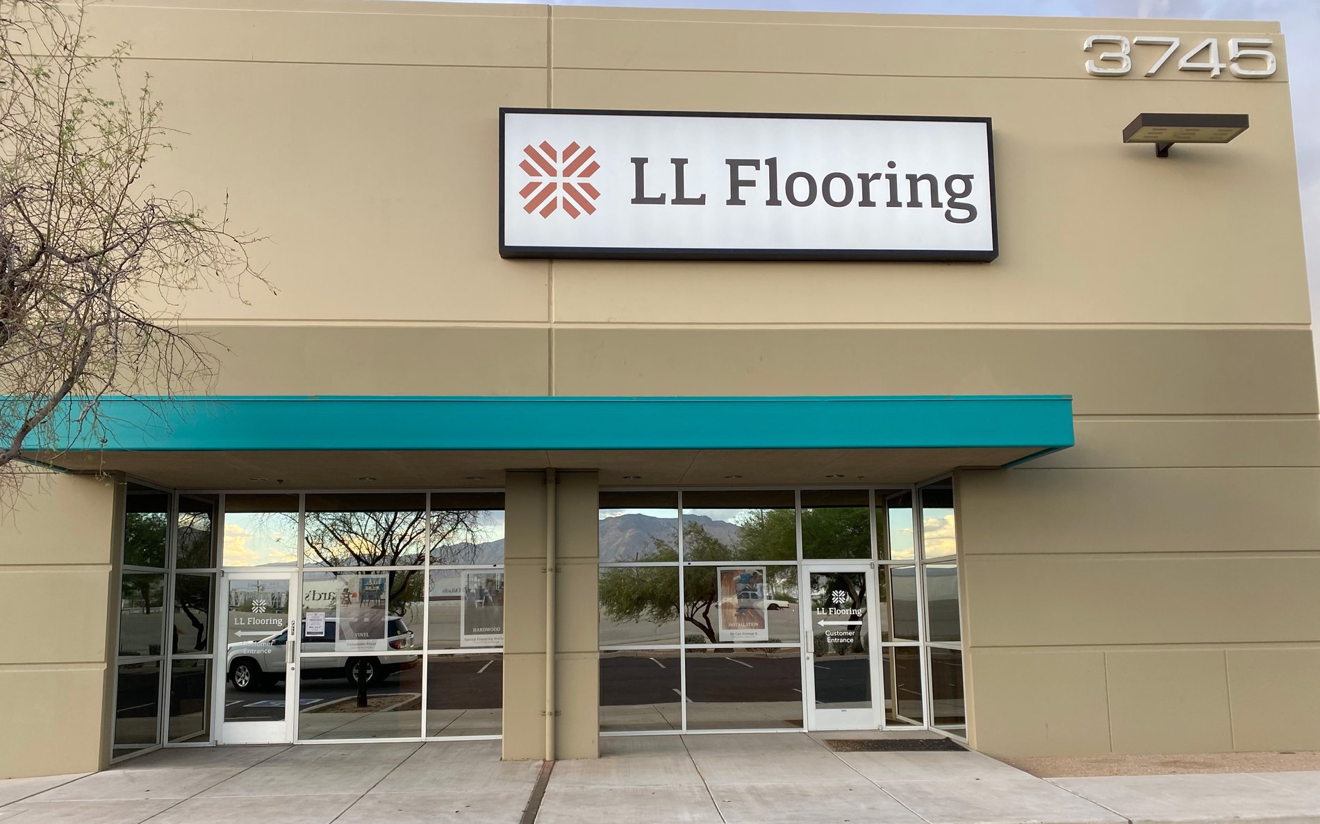 LL Flooring #1085 Tucson | 3745 N. I-10 EB Frontage Road | Storefront