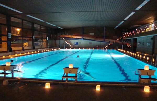 Vorweihnachtliches Lichtermeer am alljährlichen Weihnachtsschwimmen.