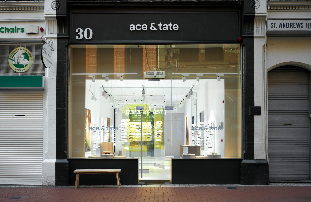 Interior de la tienda Ace & Tate de Exchequer Street
