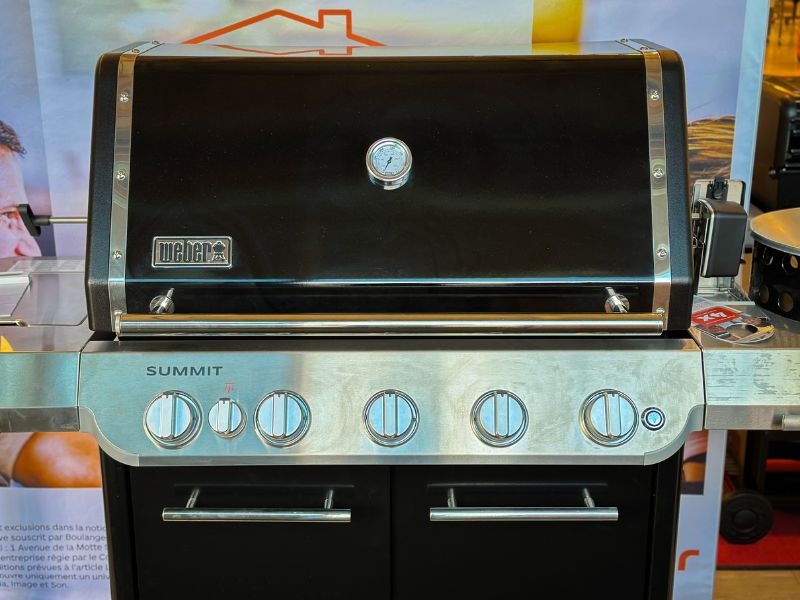 Au magasin Boulanger avignon le pontet, découvrez Le barbecue à gaz Summit FS38 E incarne le summum de la technologie Weber, offrant une expérience de cuisson exceptionnelle.