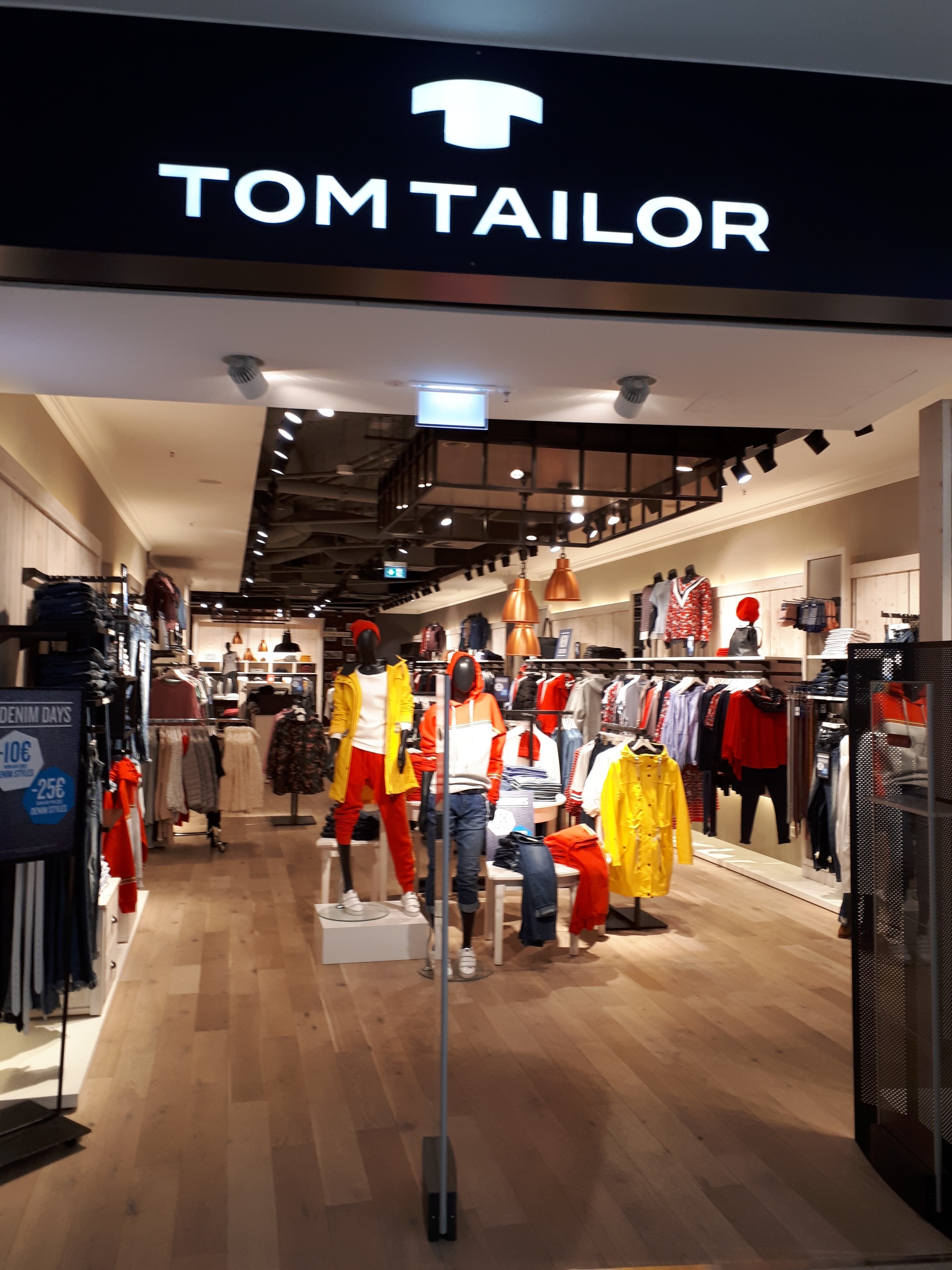 Том тейлор челябинск. Tom Tailor магазин. Tom Tailor Store. Tom Tailor, Мытищи. Tom Tailor СПБ.