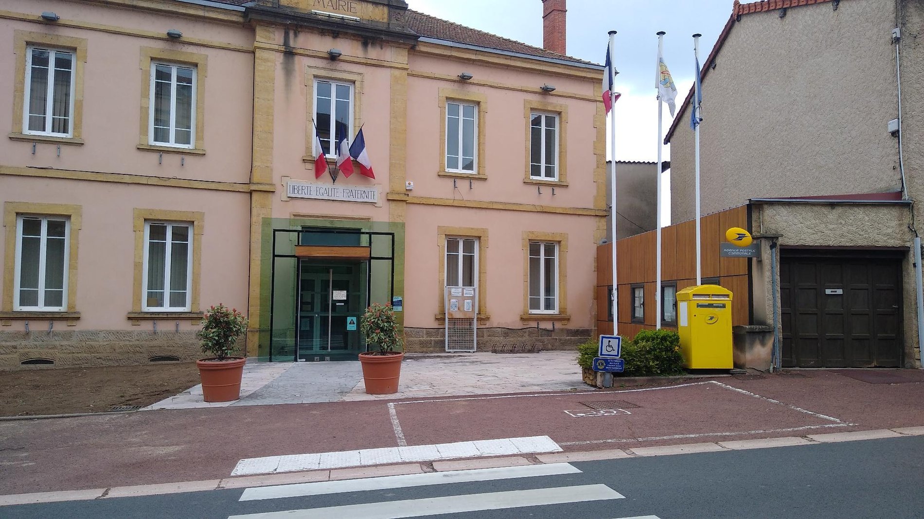 Photo du point La Poste Agence Communale ST DENIS DE CABANNE Mairie