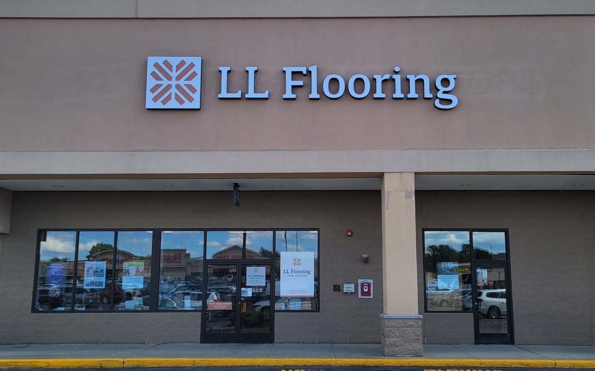 LL Flooring #1341 Leominster | 110 Water Tower Plaza | Storefront