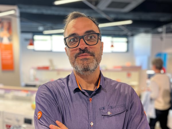 Antoine, vendeur en électroménager au magasin   Boulanger Aix en Provence