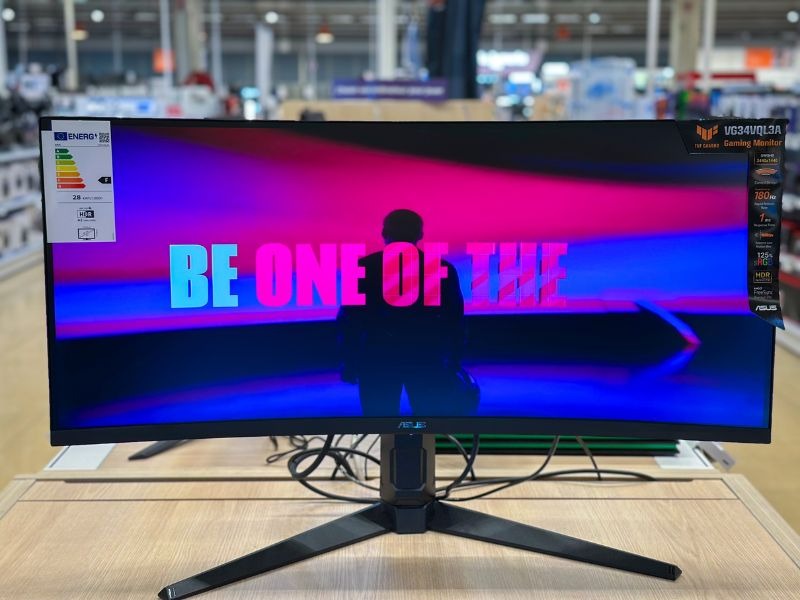 Découvrez notre gamme d'écran gaming au magasin Boulanger Avignon Le Pontet. Ici, L'écran PC Gamer ASUS TUF VG34VQL3A se distingue par son design incurvé de 34 pouces, offrant une expérience immersive incomparable pour les amateurs de jeux vidéo. Certifié sans scintillement et avec une faible émission de lumière bleue par les laboratoires TÜV Rheinland, cet écran garantit un confort visuel optimal.