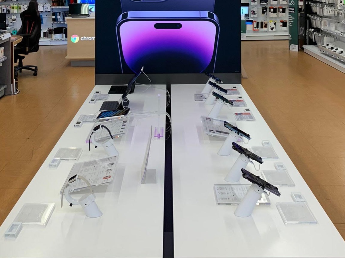 Table Apple du magasin Boulanger Creil-Saint Maximin avec l'iPhone 14, les iPads et Apple Watch.