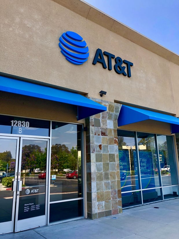 AT&T Store Seal Beach iPhone SE w/ Curbside Pickup Seal Beach, CA