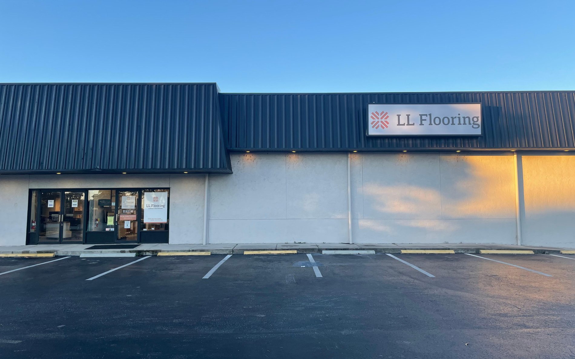 LL Flooring #1277 Naples | 4404 Tamiami Trail East | Storefront