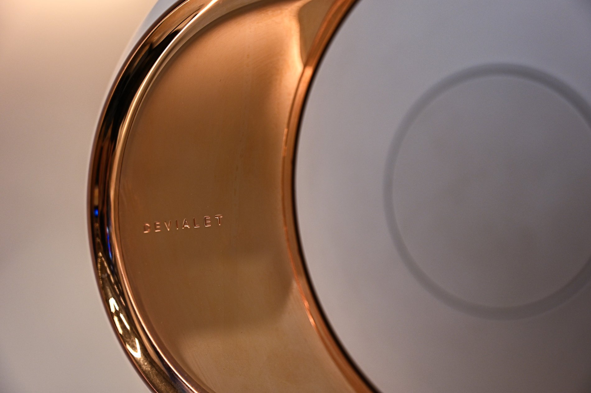 Enceinte Devialet Phantom dorée vue de près, chez Boulanger Toulon La Garde
