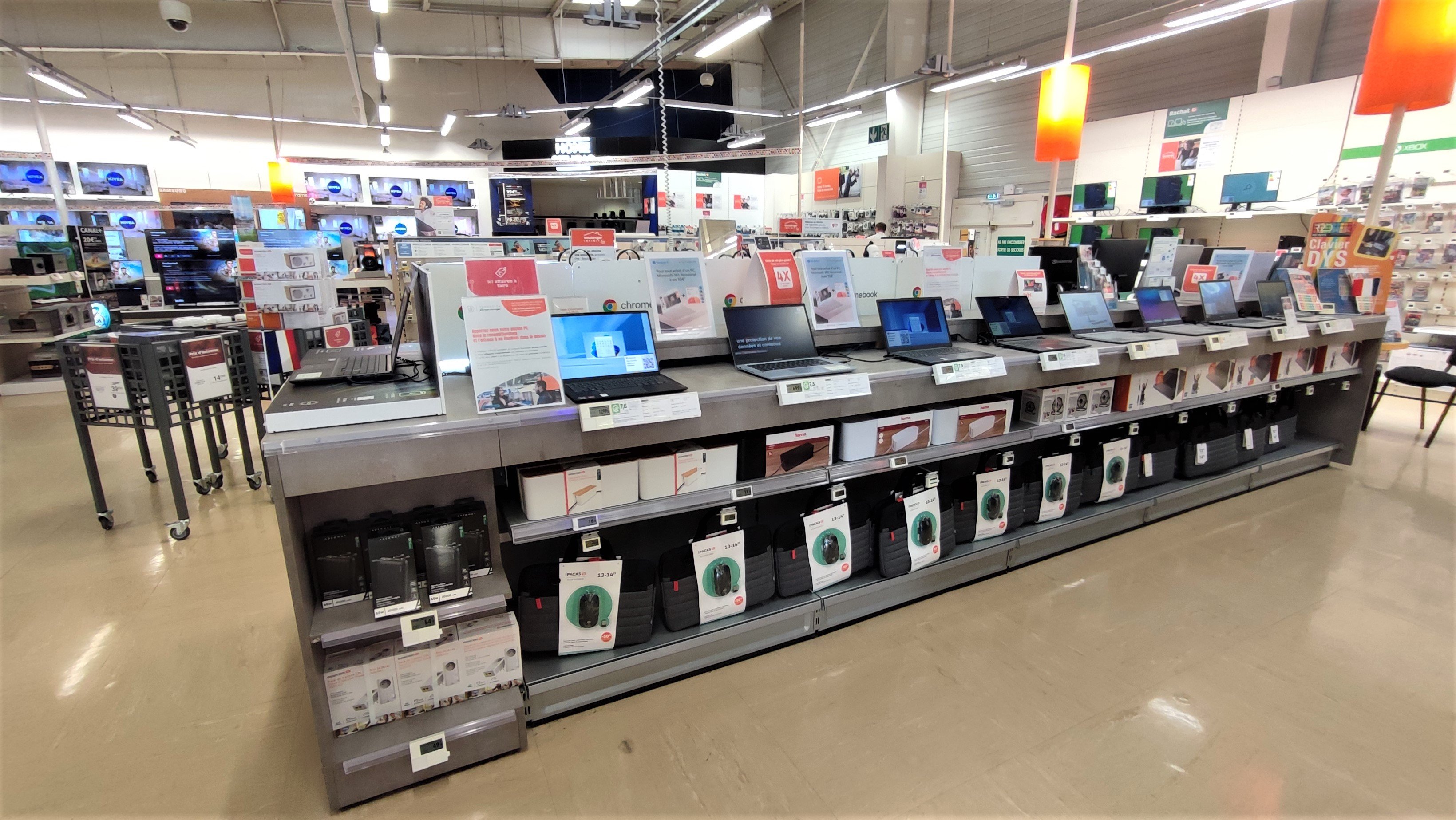 Photo du rayon informatique avec ses Chromebook, ordinateurs fixes, tout en un sans oublier les moniteurs dans votre magasin Boulanger Saint Brieuc Langueux
