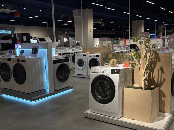Le rayon des laves-linges dans le magasin Boulanger Villebon