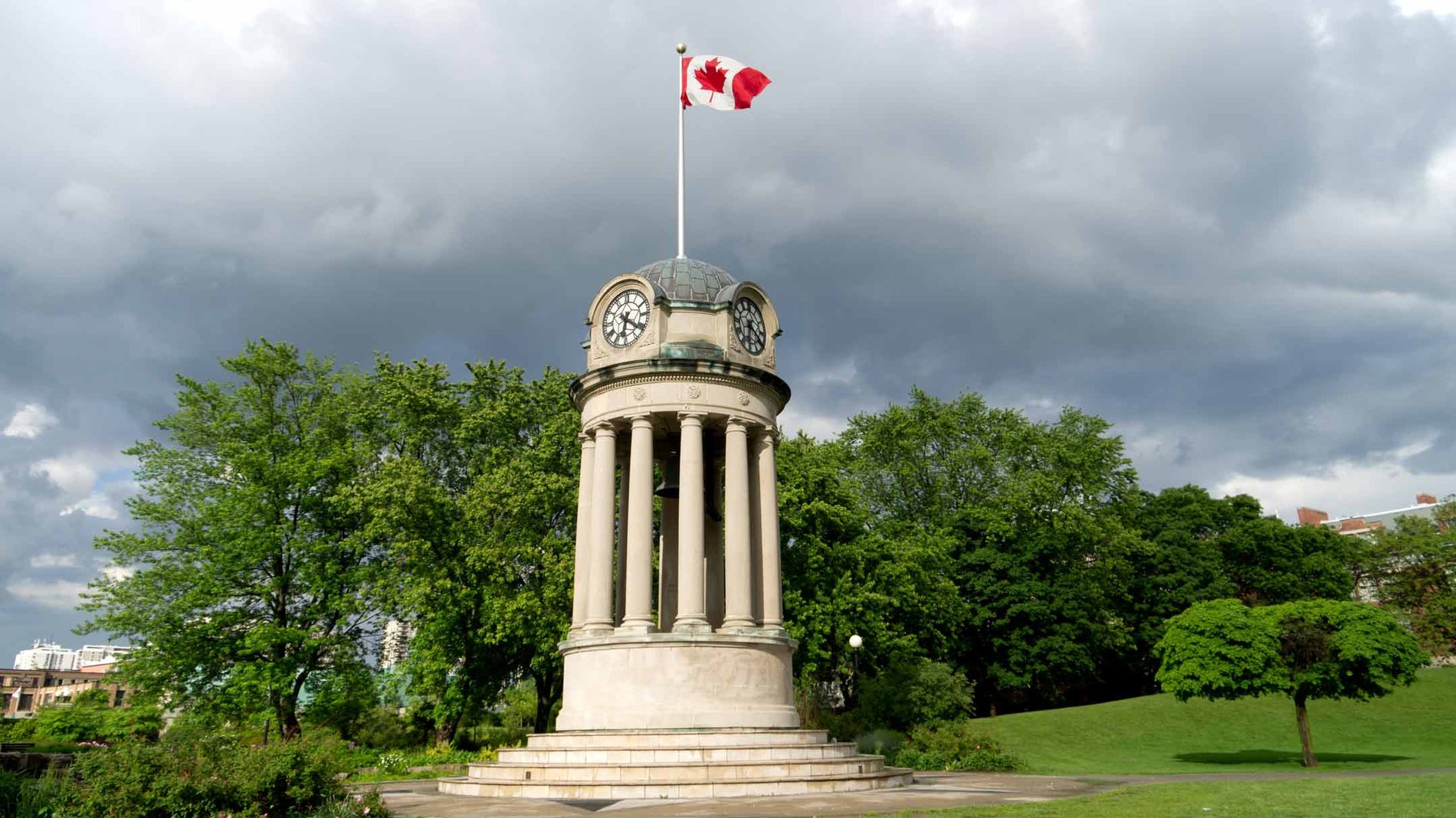 Drapeau canadien flottant au sommet de la tour de l’Horloge du parc Victoria, à Kitchener