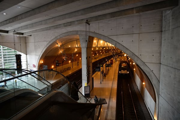 旅の思い出を刻むモンテカルロ駅