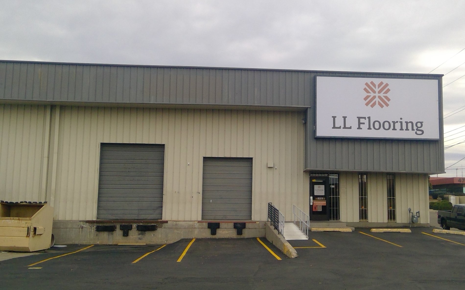 LL Flooring #1068 Albuquerque | 5300 Pan American Fwy NE | Storefront