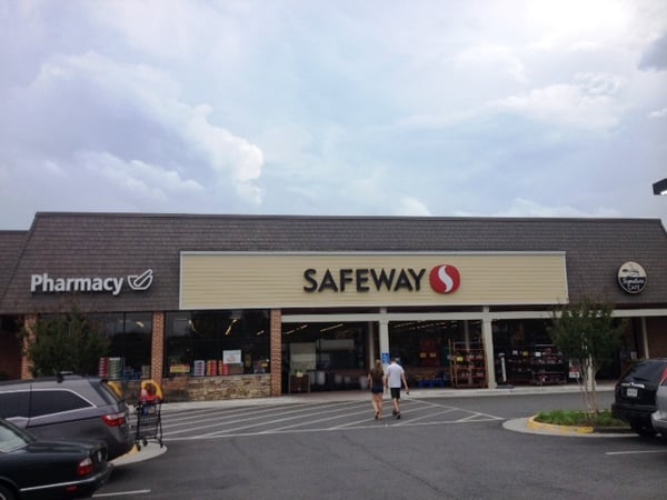 Safeway Store Front Picture at 9881 Georgetown Pike in Great Falls VA