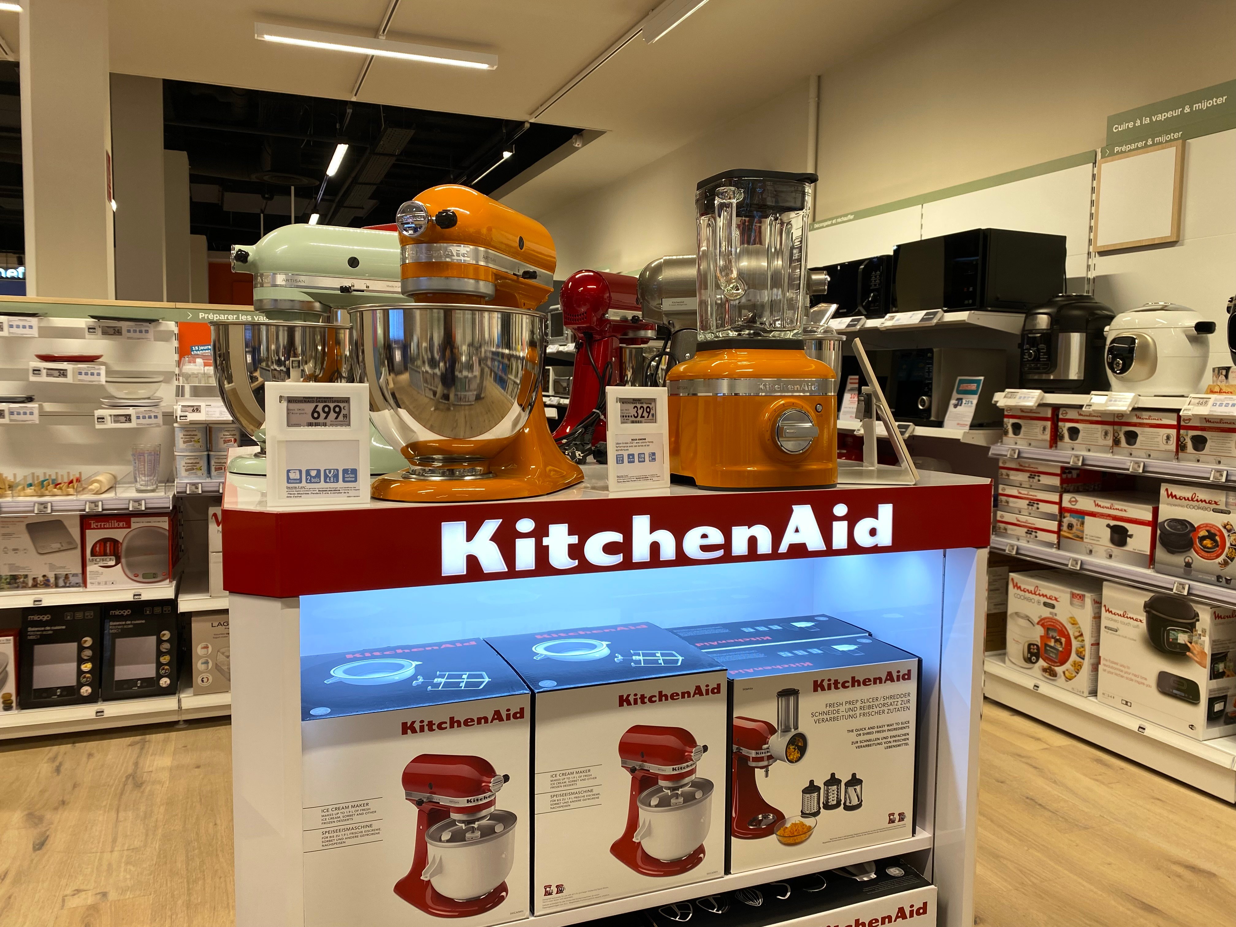 Table de présentation de robots cuisine KITCHENAID chez Boulanger Lille Esquermoise.