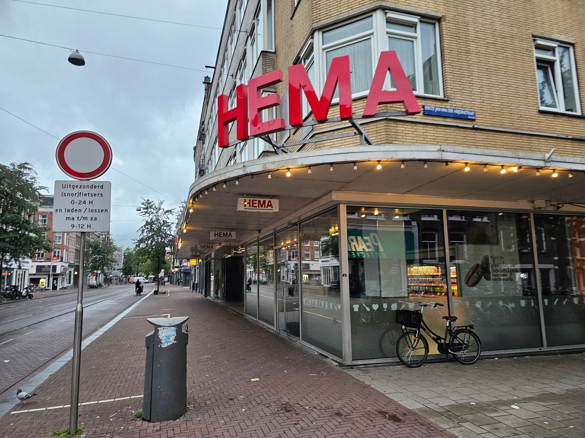 Voorkant HEMA Amsterdam Ferdinand Bolstraat