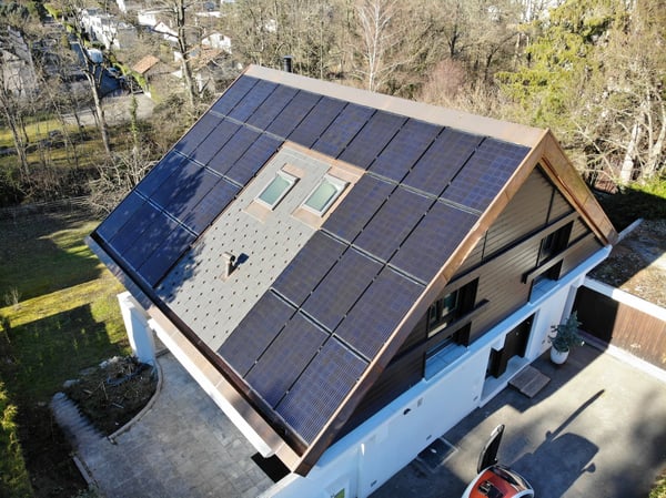 Installation de 31 modules photovoltaïques intégrés à la toiture pour une puissance totale de 9.3 kWc au Grand-Lancy