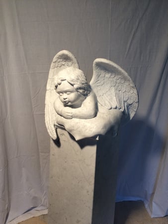 Grabmal mit Engelskulptur