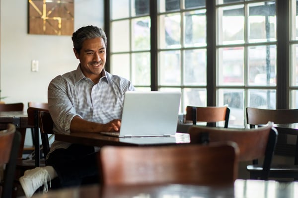 una persona trabajando de forma remota y usando Wi-Fi en un restaurante