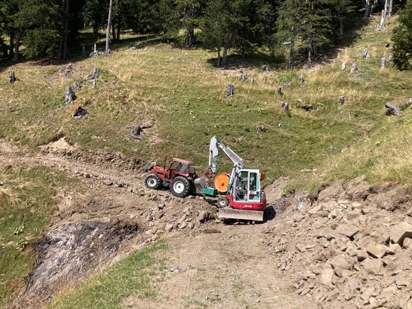 Remise en état de ce chemin en terre suite à un éboulement.