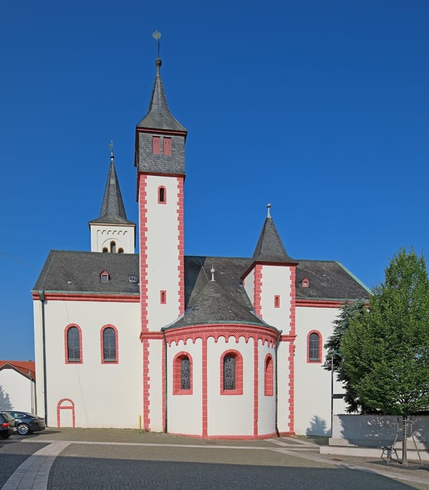 Frontansicht der Kirche. Die prägenden Farben sind rot und weiß, während das Dach in schwarz gehalten wurde.