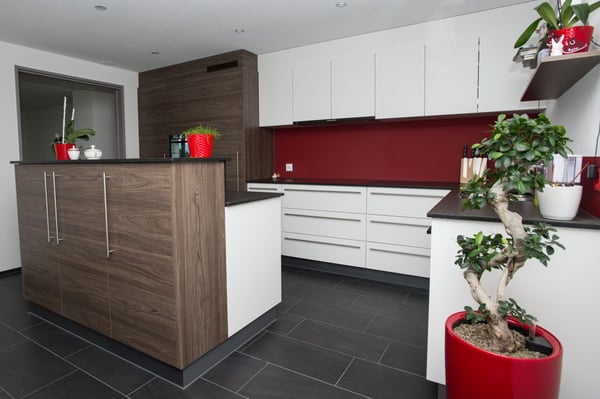 Küche mit Glasrückwand