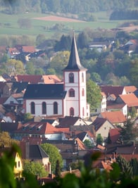 1387 wurde die Pfarrei erstmals urkundlich erwähnt. Der Kirchbau erfolgte 1493 im gotischen Stil; Chorraum und Untergeschoss des Turms stammen noch aus dieser Zeit. 1716 bis 1718 ließ Graf Georg Wilhelm die bis heute vorfindliche Hallenkirche im barocken Stil mit zwei umlaufenden Emporen und Grafenstuhl an den Chorraum anbauen. Seit 1981 trägt die Kirche den Namen „Michaelskirche“.