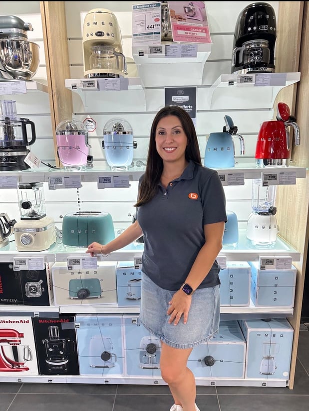 Leslie, vendeuse rayon petit électroménager et service clients, magasin Boulanger Arles